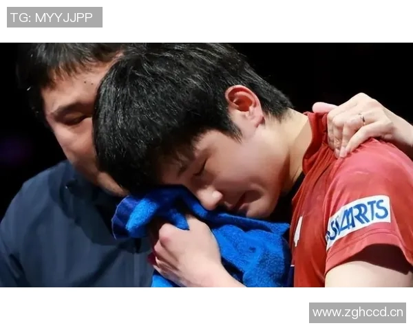 球员为亡父进球后跪地痛哭，令人泪目